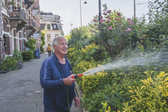 Weesperzijde - Ben Hink besproeit 'zijn park'