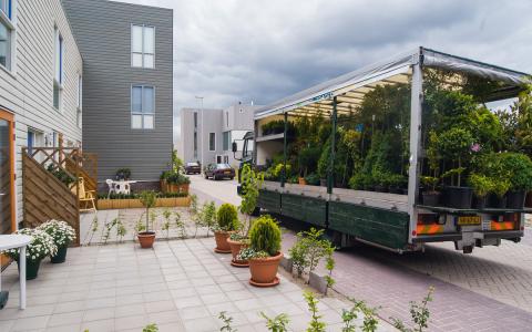 In veel wijken is zowel de publieke als particuliere ruimte grotendeels bestraat. Locatie: IJburg.  