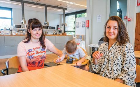 Yulia en en haar zoontje Makar, met rechts de tolk Kateryna uit Kiev. Yulia wil graag met haar gezin in Nederland een toekomst opbouwen, maar beseft dat dat niet gemakkelijk zal worden. Zij noch haar man spreken Engels. 