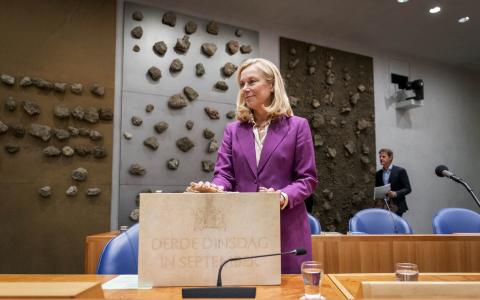 Minister Kaag met het koffertje met de miljoenennota - Foto: Martijn Beekman / ministerie van Financiën 