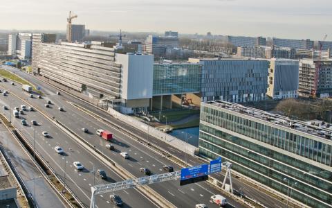 Ringweg A10 met woongebouwen Leeuw van Vlaanderen en  De Tribune