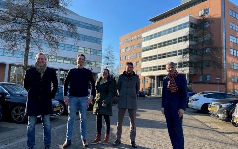 Wethouder Victor Frequin (rechts) op werkbezoek bij Entrada 