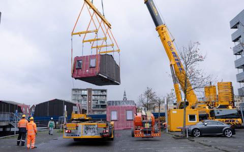 NH Bouwstroom aanvoer woningen van Parteon in Rosmolenbuurt Zaandam