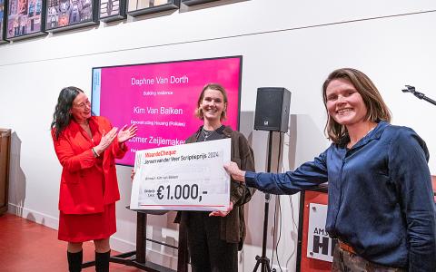 Kim van Kalken ontvang Jeroen van der Veer Scriptieprijs, met links juryvoorzitter Josja van der Veer en rechts AFWC-directeur Anne-Jo Visser.