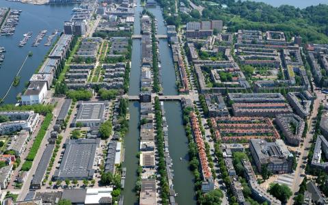 Zeeburgerpad tussen Nieuwevaart (l) en Lozingskanaal (r)