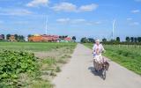 De Goethelaan voert langs de akkers van biologische boerderij "Vliervelden" op de achtergrond van deze foto