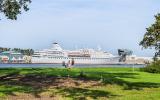 In Velsen-Noord ligt sinds augustus de Ocean Majesty. Dit schip kan 300 vluchtelingen opvangen.