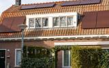 Rode zonnepanelen op woningen Maanstraat Amsterdam Noord - Ymere