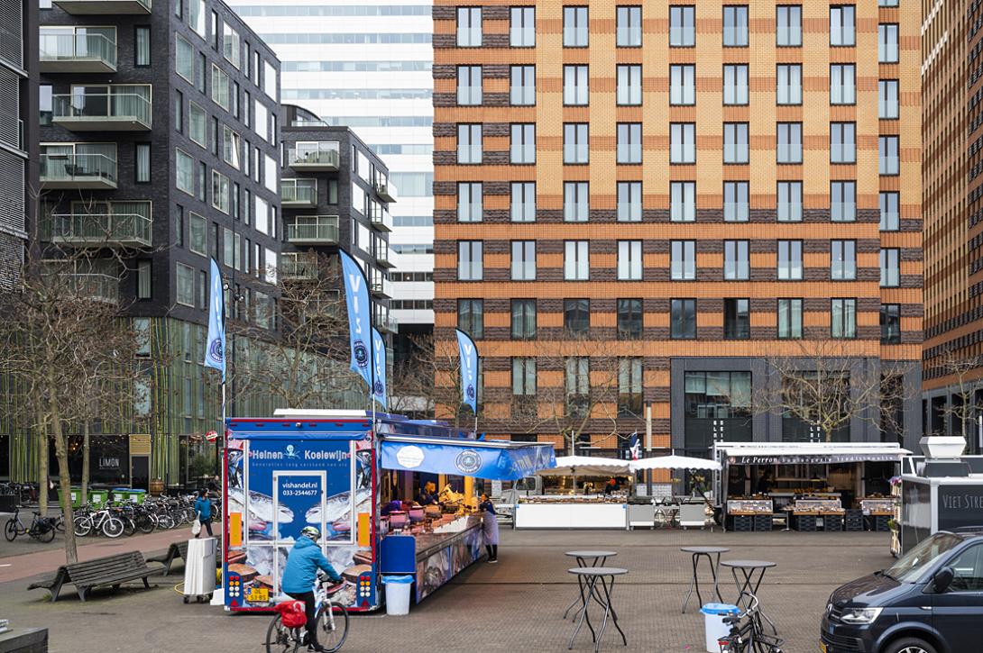 Voor brood, groente en vis weten bewoners het marktje op donderdag voorzichtig te vinden. De loempiaverkoper moet het vooral hebben van de lunchpauzes. 