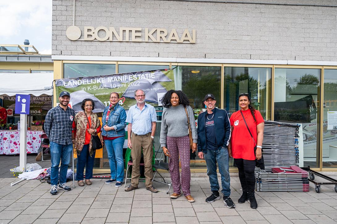 Actieve buurtbewoners van Zuidoost (Mike Brantjes tweede van rechts) tijdens de landelijke manifestatie buurtorganisaties, gehouden op 10 juni in Zuidoost. Op de agenda onder andere het buurtplatformrecht en - budget.