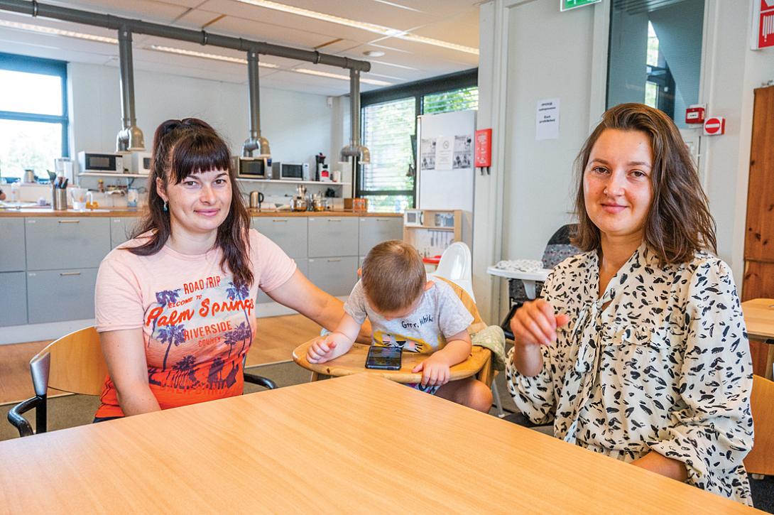 Yulia en en haar zoontje Makar, met rechts de tolk Kateryna uit Kiev. Yulia wil graag met haar gezin in Nederland een toekomst opbouwen, maar beseft dat dat niet gemakkelijk zal worden. Zij noch haar man spreken Engels. 