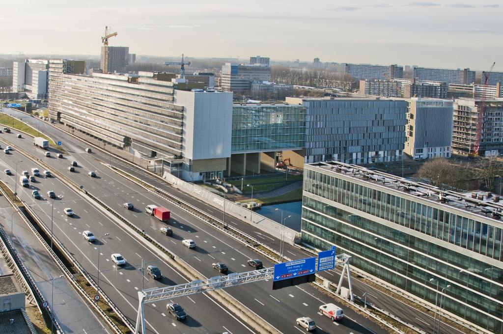 Ringweg A10 met woongebouwen Leeuw van Vlaanderen en  De Tribune