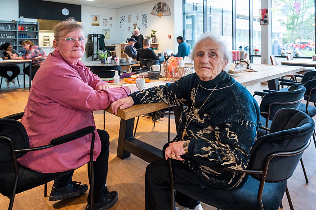 Bezoekers van de Kramatsalon, een buurtkamer in Amsterdam Oost 