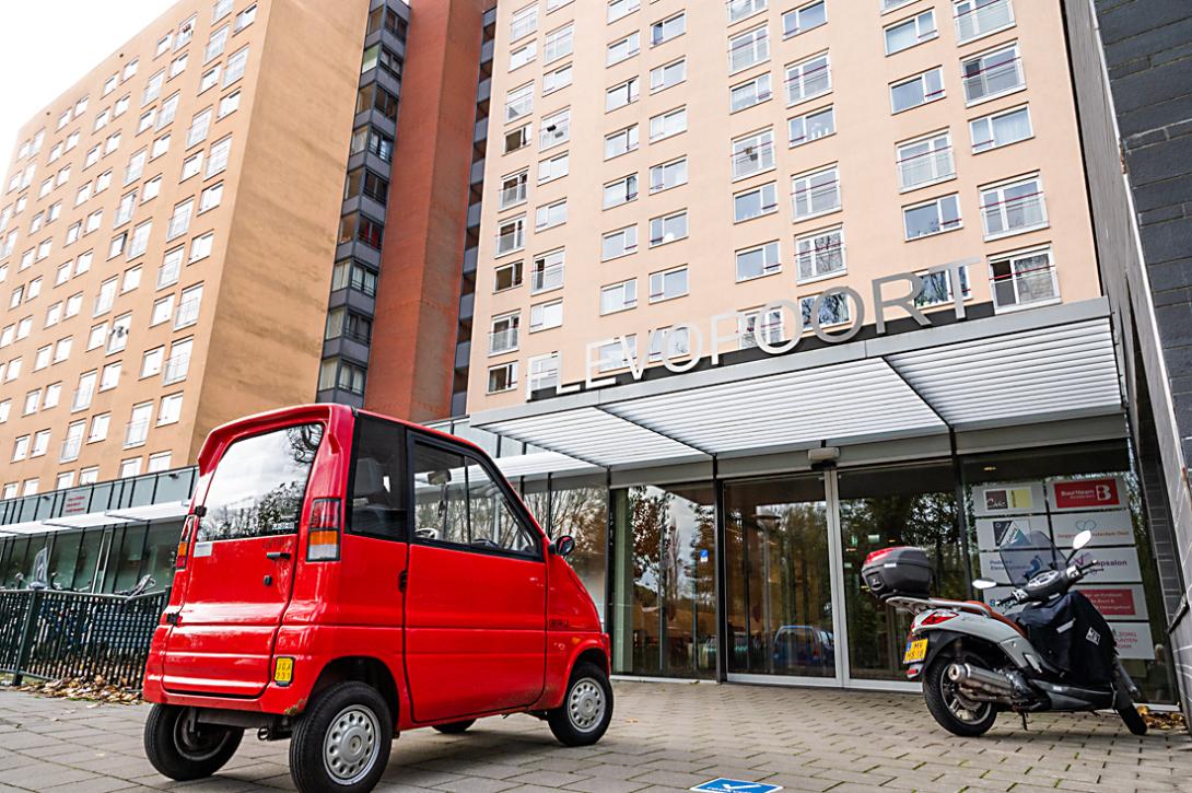 Ingang van het wijkservicecentrum Flevopoort, onderdeel van de Flevoflats in Amsterdam Oost. 