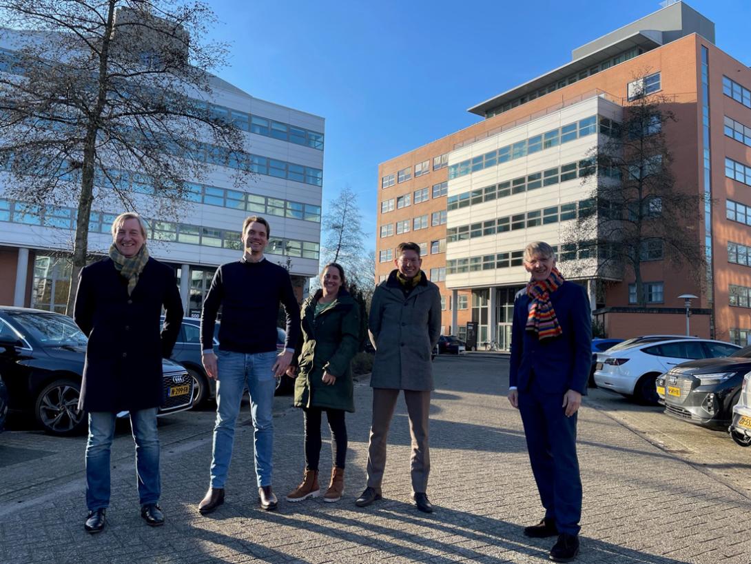 Wethouder Victor Frequin (rechts) op werkbezoek bij Entrada 