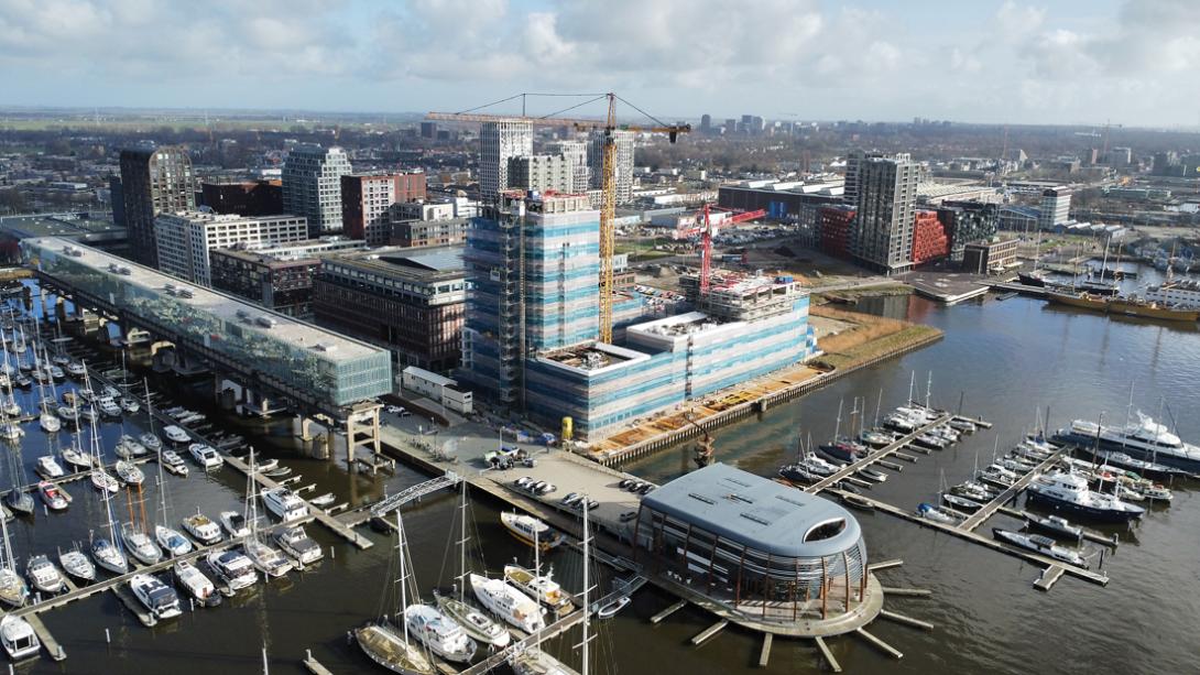 De zes complexen van Nautisch NSDM in aanbouw in Amsterdam Noord. De drie bouwblokken van Altera Vastgoed bevatten 181 appartementen waarvan er157 vallen onder het “Actieplan Meer Middeldure Huur” van de gemeente Amsterdam. 