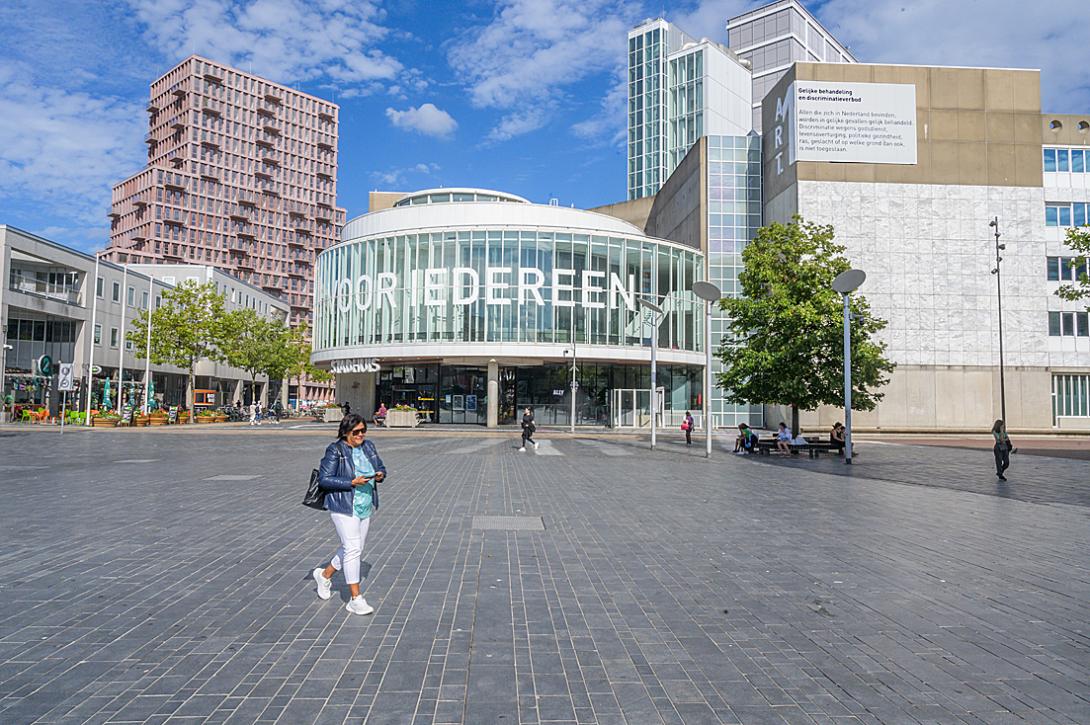 Almere Centrum. Links achter de woontoren HIGHnote met 157 woningen.