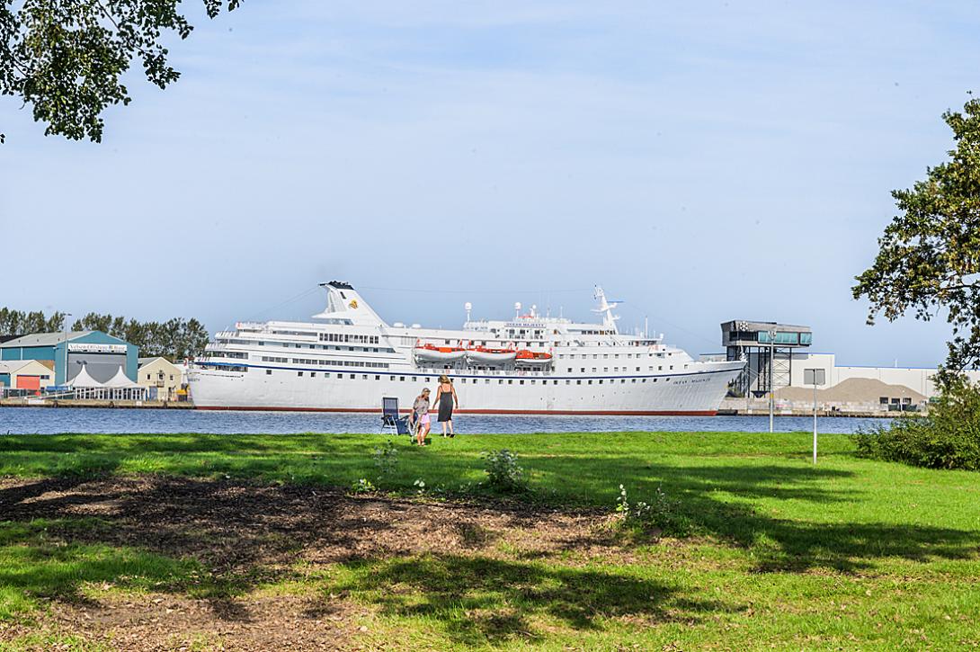 In Velsen-Noord ligt sinds augustus de Ocean Majesty. Dit schip kan 300 vluchtelingen opvangen.