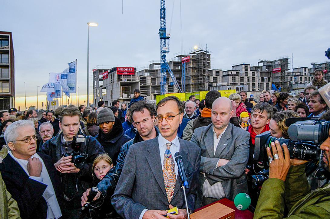 November 2002, Wethouder Stadig reikt eerste sleutel uit in IJburg