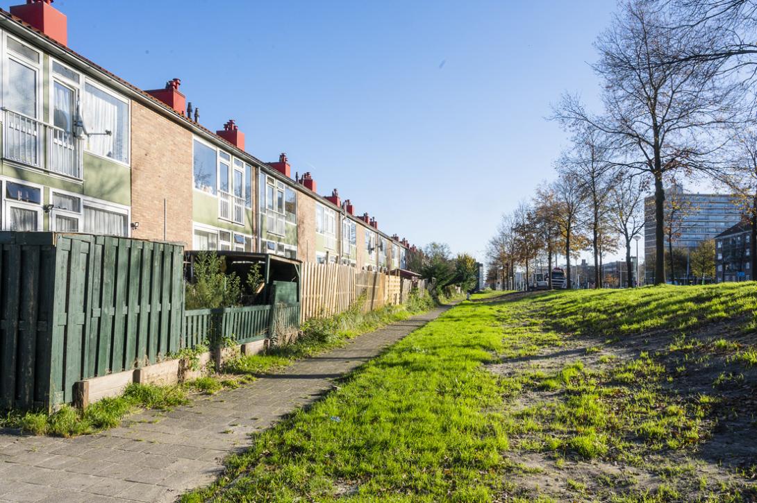 De Burgemeester Röellstraat wordt versmald en de laagbouw wordt vervangen door woonblokken van zeven verdiepingen. Foto Nico Boink