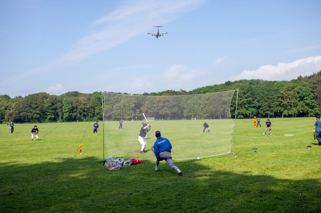 Japanse expats spelen op zaterdagochtend een vriendschappelijke honkbalwedstrijd – Amsterdamse Bos, Amstelveen. 