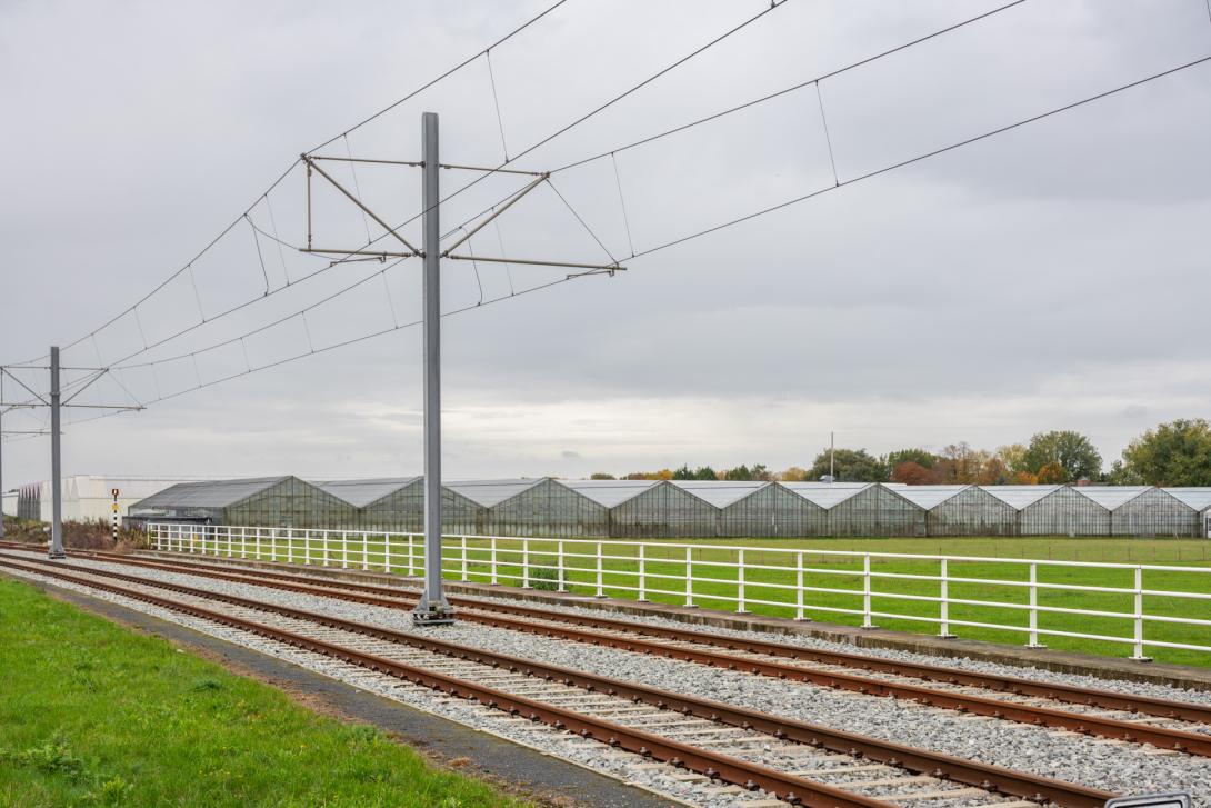 Het tracé van de nieuwe tramlijn van Uithoorn via Amstelveen naar station Amsterdam Zuid. Langs deze ov-verbinding komt voorlopig geen woningbouw: rechts verrijzen nieuwe kassen – J.C. van Hattumweg, Amstelveen.