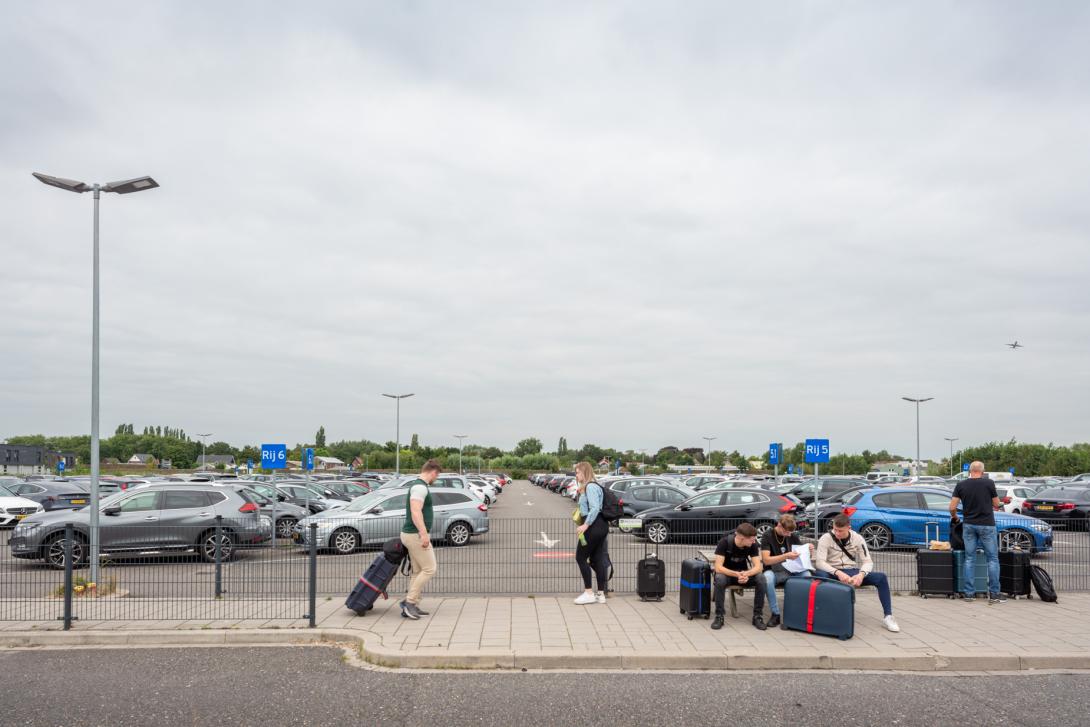 In afwachting van nieuwe ontwikkelingen worden braakliggende terreinen tijdelijk ingericht voor langparkeren – Middenweg, Aalsmeer.