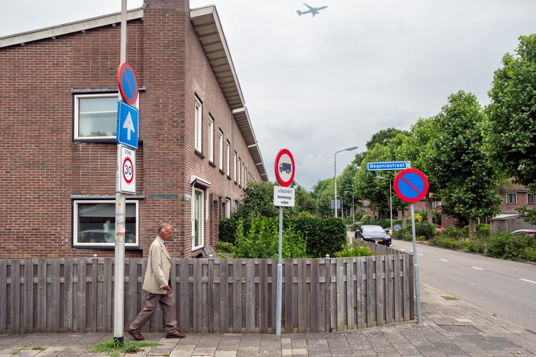 De Aalsmeerse woonwijk Stommeer, die goeddeels binnen LIB-4-zonem ligt, is een van de zwaarst getroffen wijken van de Schipholregio. Herriebestendige stedenbouw zou hier uitkomst kunnen beiden – Begoniastraat, Aalsmeer.