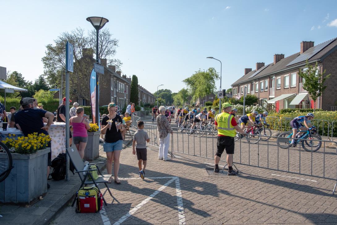 Wielerronde in Rijsenhout. Dit dorp aan de Ringvaart ligt geheel binnen de LIB4-zone, waardoor de bouw van nieuwe huizen bijna onmogelijk is – Werf, Rijsenhout.