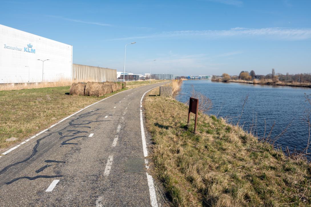 Links Schiphol-Oost met hangars en asfalt, rechts legakkers, oud glas en jachthaventjes – Ringvaart, Schiphol-Oost.