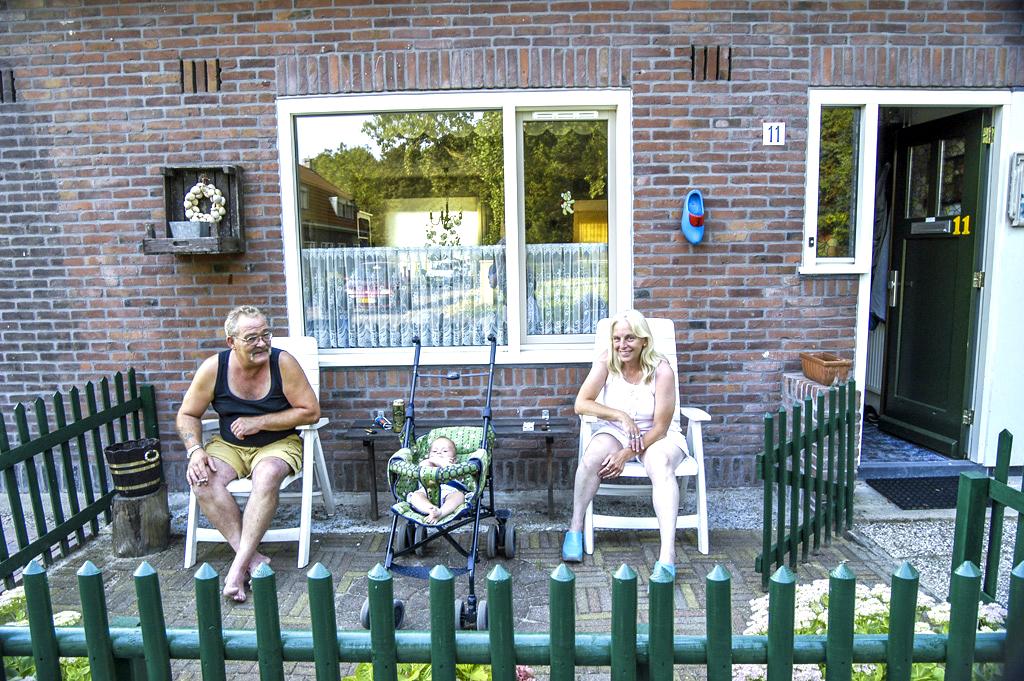 Tuindorp Oostzaan - bewoners in hun 'voortuintje'